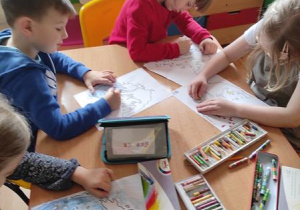Dzieci kolorują kontur mapy Grecji.
